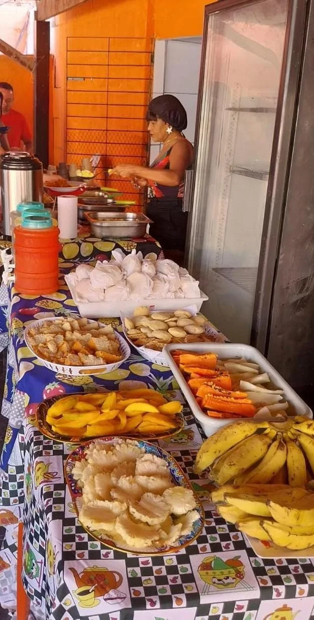 Mesa de café da manhã com frutas, pães e comidas