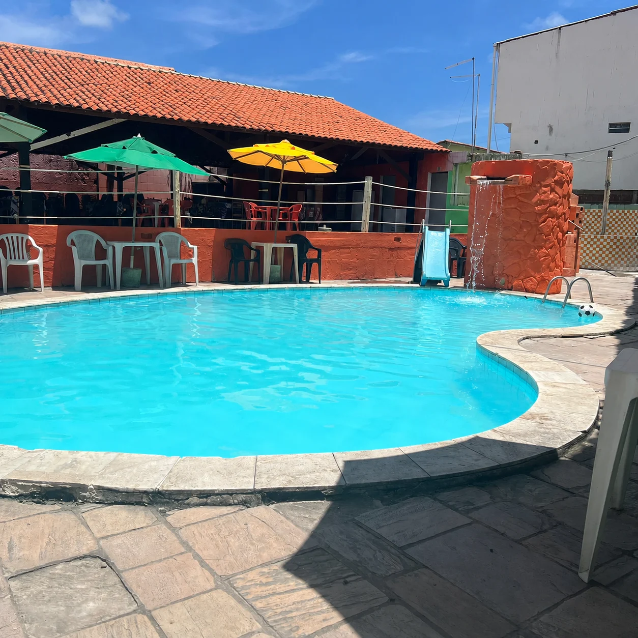 Piscina da pousada sem hóspedes