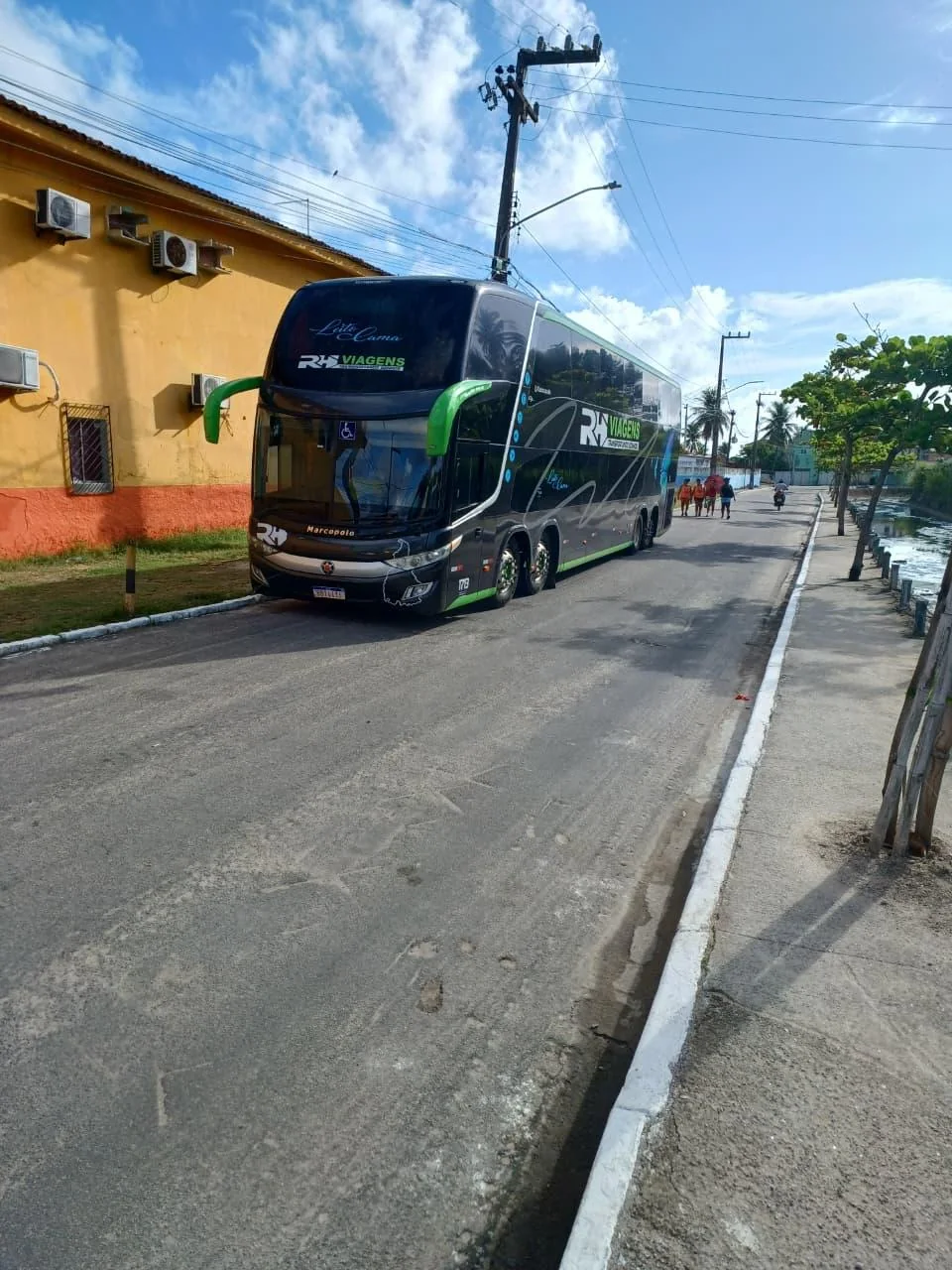 Ônibus de excursão próximo à Pousada Gaibú